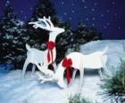 Noel dekorasyon kırmızı bir yay ile iki ahşap Reindeer